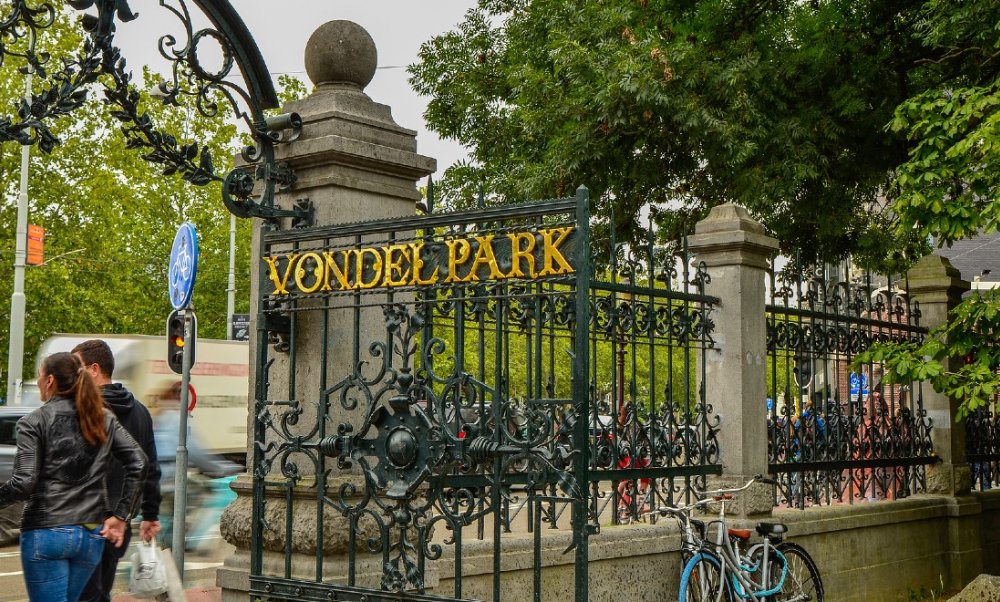 	Vondelpark greenery with picnic area